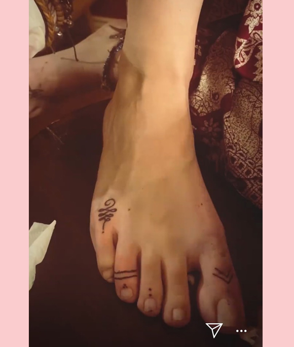 paris-jackson-gave-herself-a-new-foot-tattoo-at-home-1