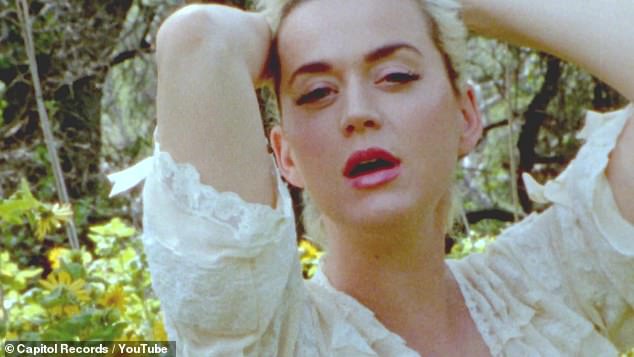 pregnant-katy-perry-strips-completely-naked-and-shows-off-baby-bump-in-daisies-music-video-3