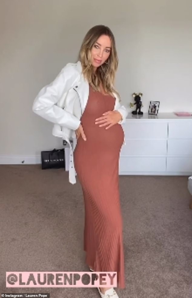 pregnant-lauren-pope-cradles-her-baby-bump-in-low-cut-knitted-dress-2