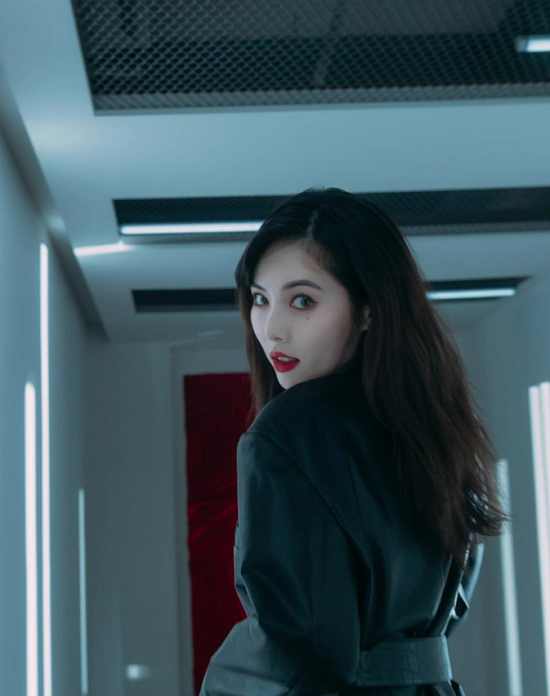 red-hyuna-mysterious-and-sexy-in-new-lipstick-advertisement-2