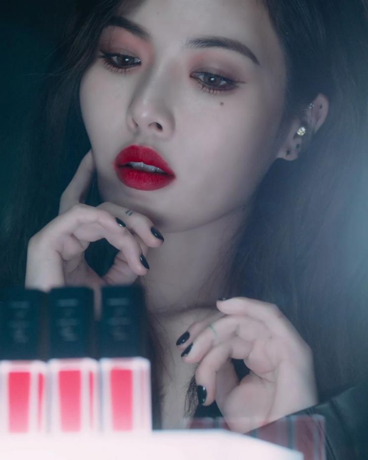 red-hyuna-mysterious-and-sexy-in-new-lipstick-advertisement-4