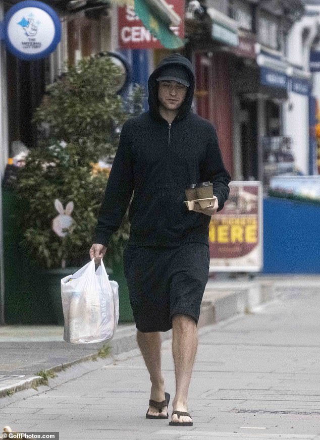 robert-pattinson-teams-a-hooded-jumper-with-sandals-as-he-picks-up-coffee-and-stocks-up-on-groceries-3