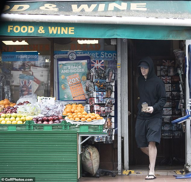 robert-pattinson-teams-a-hooded-jumper-with-sandals-as-he-picks-up-coffee-and-stocks-up-on-groceries-2