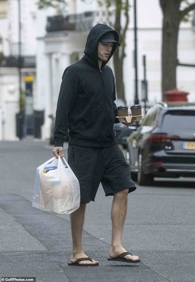 robert-pattinson-teams-a-hooded-jumper-with-sandals-as-he-picks-up-coffee-and-stocks-up-on-groceries-1