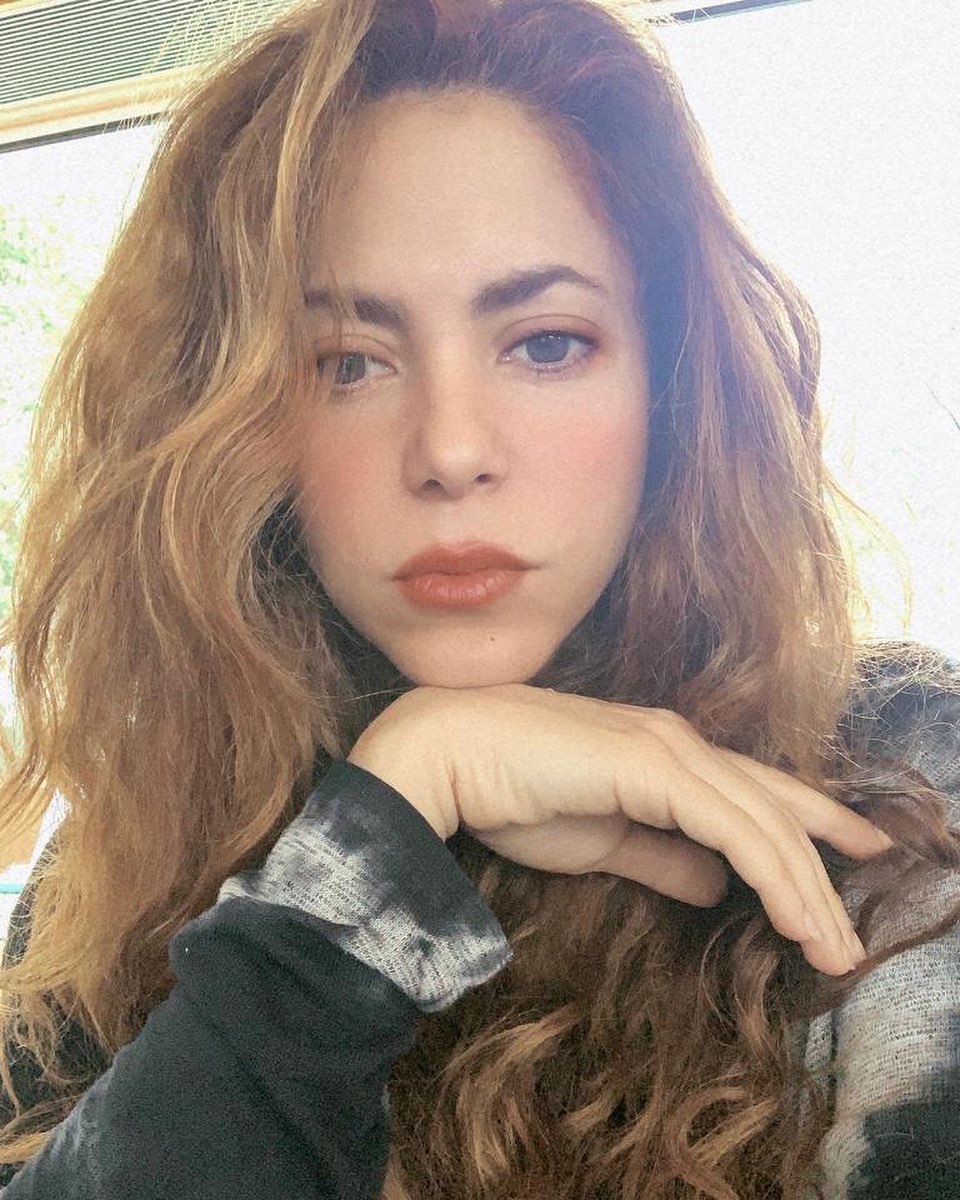 shakira-wows-fans-with-natural-makeup-as-she-becomes-homeschool-teacher-2