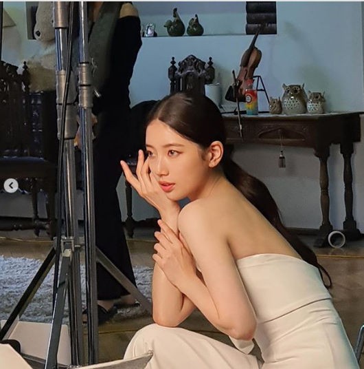 suzy-shows-off-her-surprising-appearance-at-filming-set-2