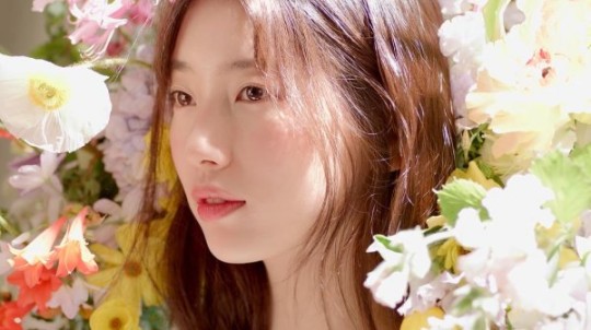suzy-successfully-tries-many-different-styles-in-new-cosmetic-brand-advertising-video-1