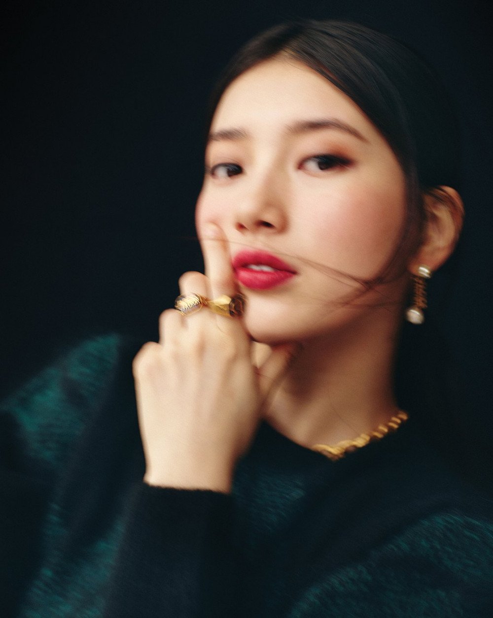 suzy-turns-into-fashion-icon-in-vogue-1