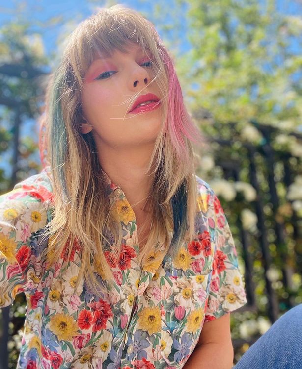 taylor-swift-looks-totally-different-with-stunning-pink-and-blue-hair-highlights-1