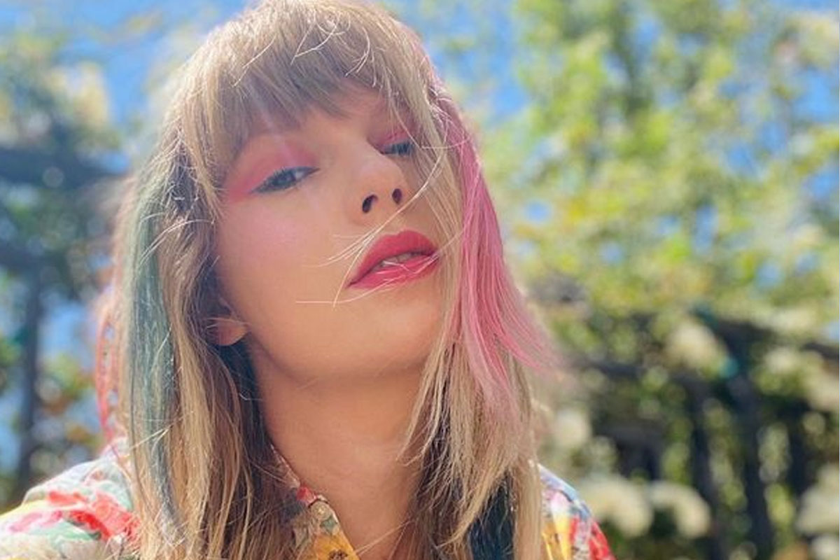 Taylor Swift looks totally different with stunning pink and blue hair highlights