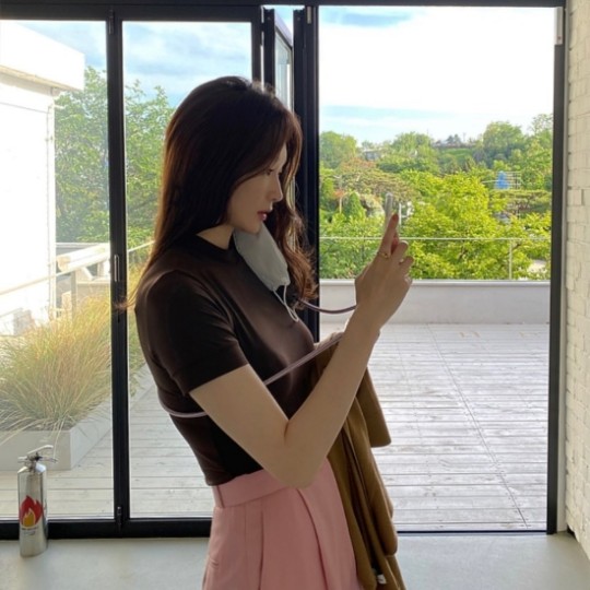 the-beauty-of-davichi-kang-min-kyung-in-new-post-attracts-attention-2
