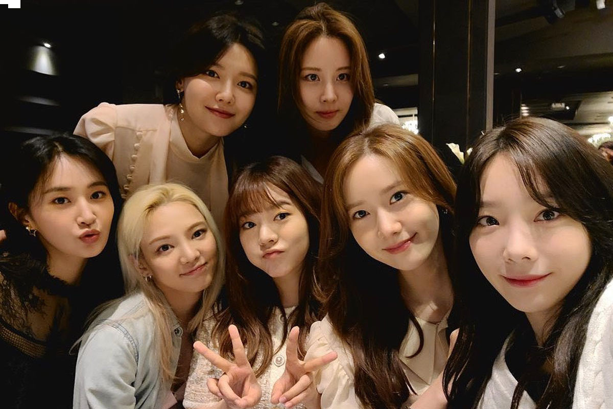 Girls' Generation show off friendship at their manager's wedding