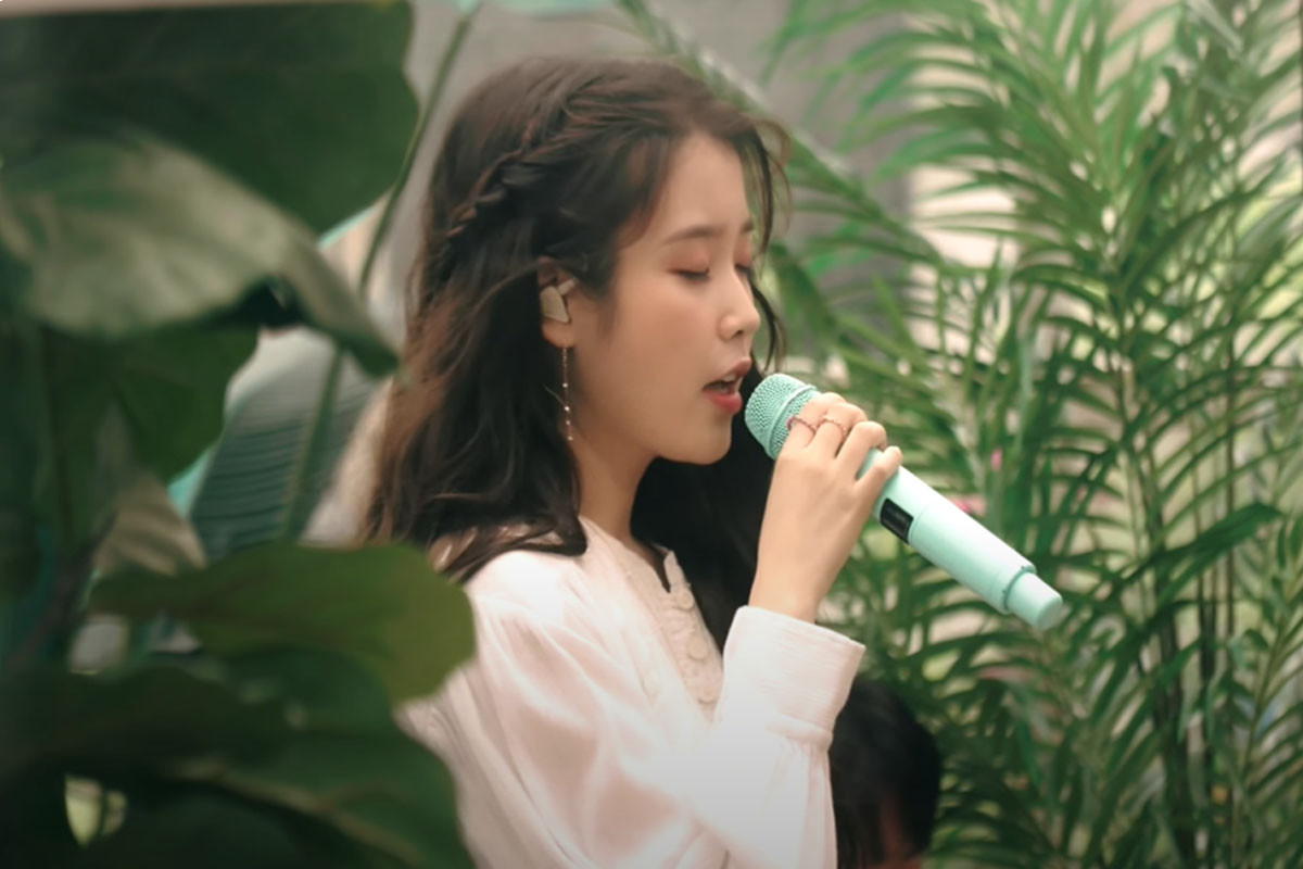 IU releases acoustic live version of 'Eight'