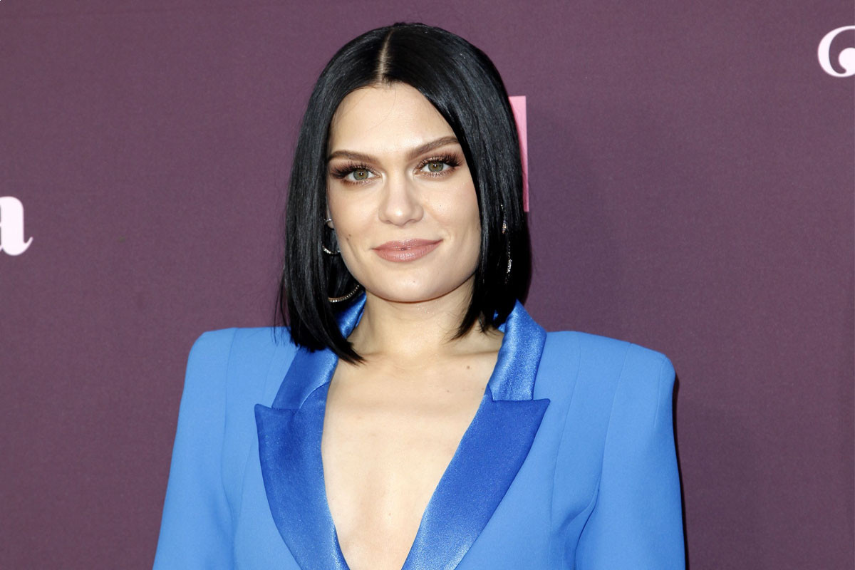 Jessie J share modeling style bold wigs with her crop top