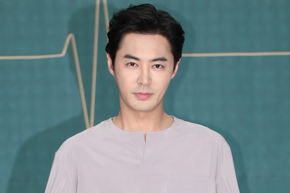 SHINHWA Jun Jin to reportedly get married to flight attendant fiancée in October
