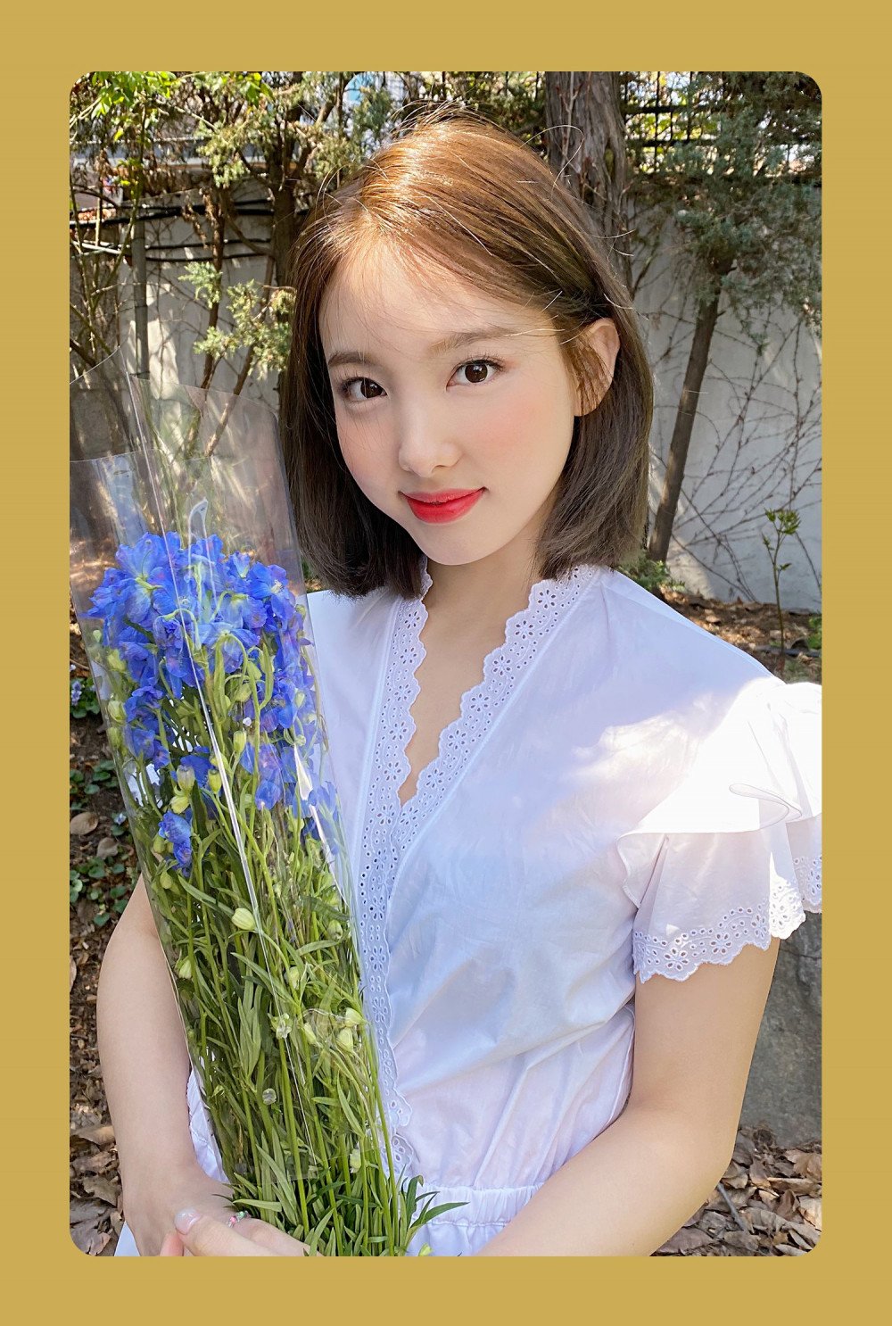 twice-releases-photocard-teaser-images-of-each-member-for-more-and-more-nayeon