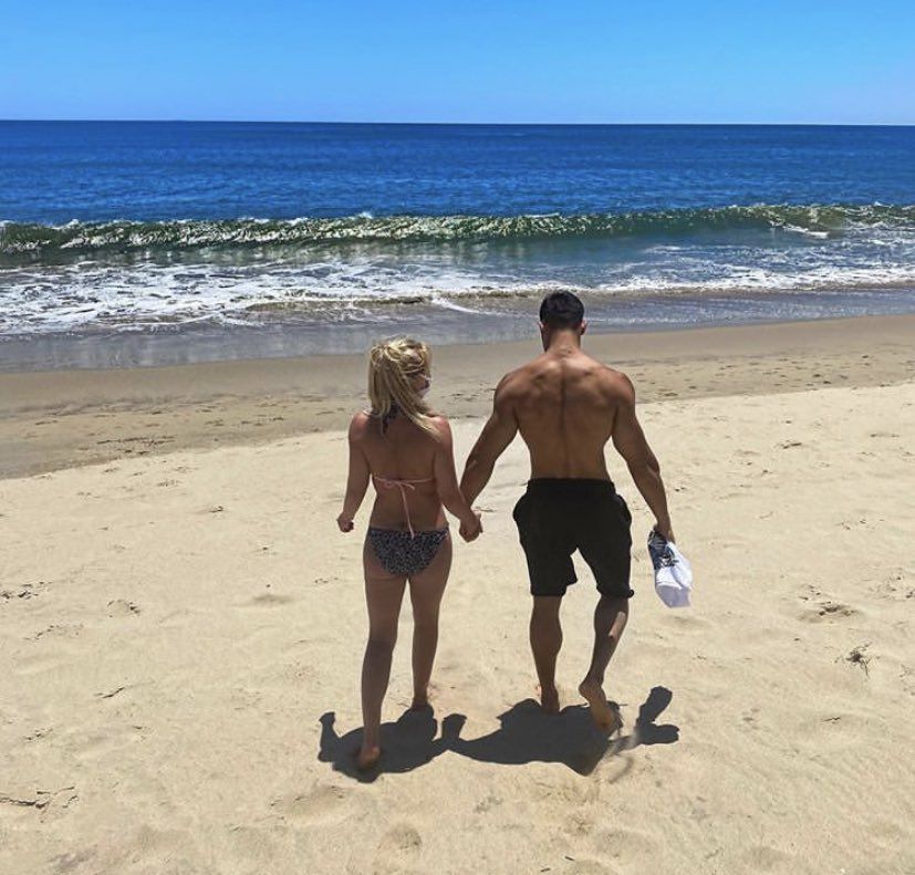 Britney-Spears-and-Boyfriend-Show-Off-Their-Toned-Bodies-During-Romantic-Date-3
