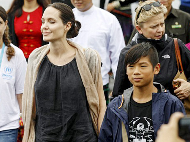 Angelina-Jolie-raises-her-kids-to-do-the-altruistic-deed-4