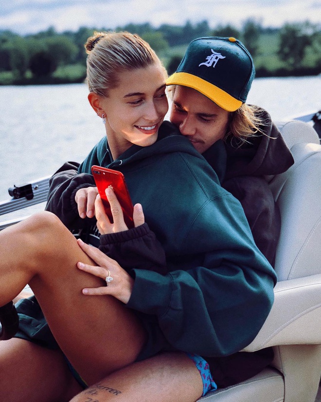 Hailey-Baldwin-Bieber- Justin-Bieber-wife-shows-her-gorgeous-curves-in-swimsuit-4