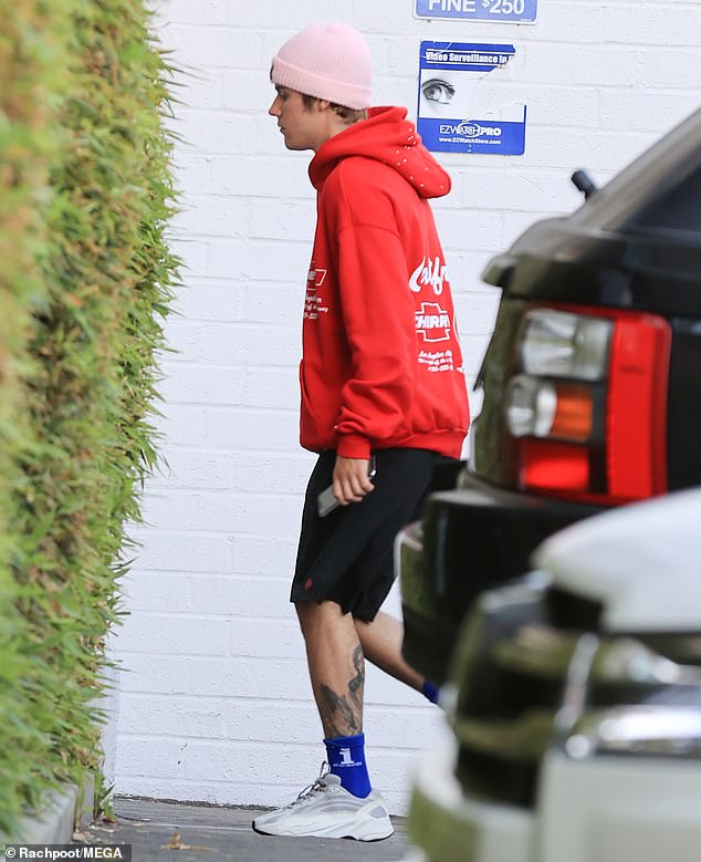 Justin-Bieber-rocks-pink-beanie-and-red-hoodie-while-stepping-out-Los-Angeles-2