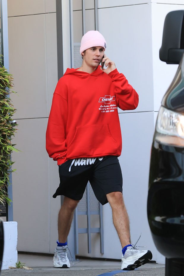 Justin-Bieber-rocks-pink-beanie-and-red-hoodie-while-stepping-out-Los-Angeles-3