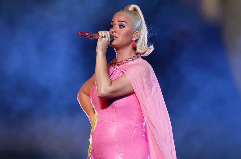 Katy-Perry-poses-in-desert-with-baby-bump-while-teasing-new-song-lyrics-1