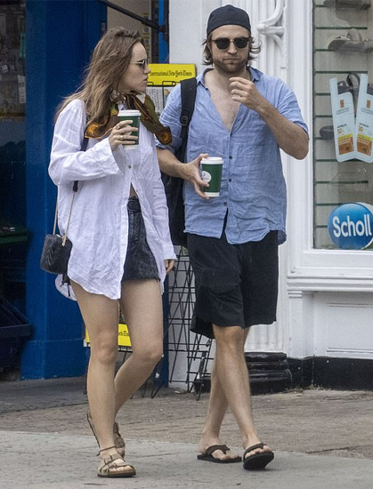 Robert-Pattinson-enjoys-coffee-times-while-hanging-out-with-girlfriend-Suki-Waterhouse-2