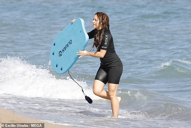 Shakira-shows-off-her-incredible-figure-as she-enjoys-bodyboarding-with-her-sons-4