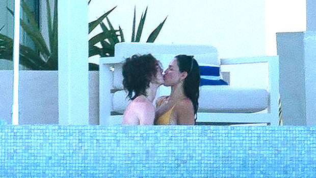 Timothee-Chalamet-and-Eiza-González-caught-Passionately-Kissing-In-Hot-Tub-2