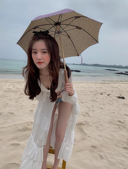 actress-lee-yu-bi-shows-off-her-beautiful-white-skin-on-beach-1