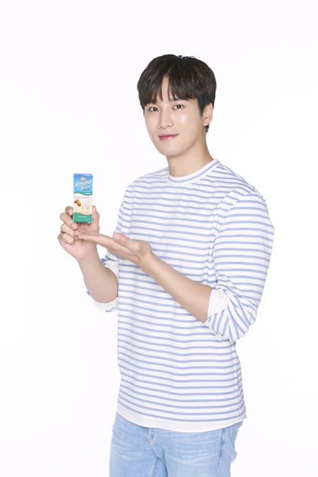 ahn-bo-hyun-selected-as-new-model-for-milk-brand-almond-breeze-2