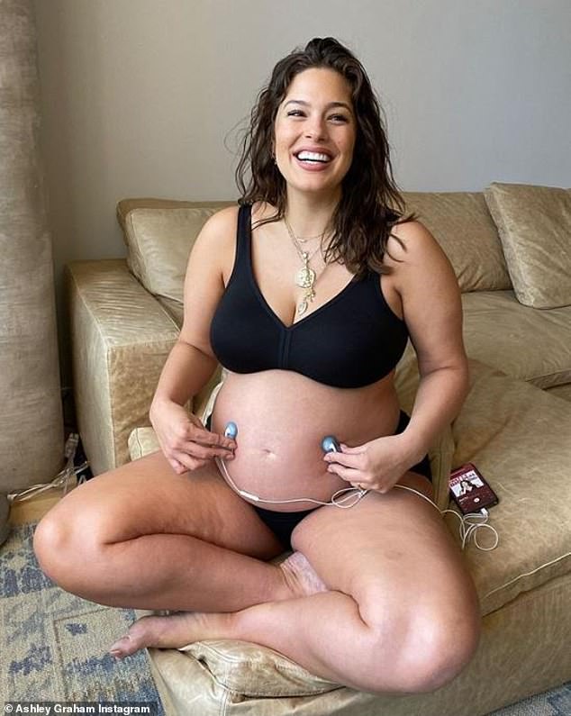 ashley-graham-breastfeeds-newborn-son-isaac-in-first-magazine-shoot-since-giving-birth-3