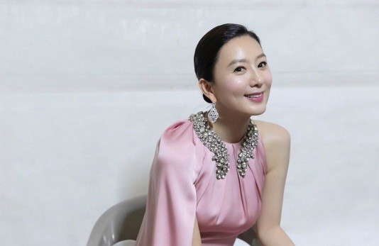 baeksang-arts-awards-2020-best-actress-kim-hee-ae-shows-her-charm-through-elegant-pink-dress-1