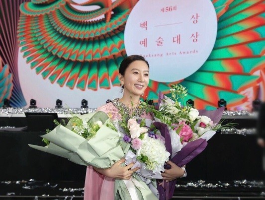 baeksang-arts-awards-2020-best-actress-kim-hee-ae-shows-her-charm-through-elegant-pink-dress-2