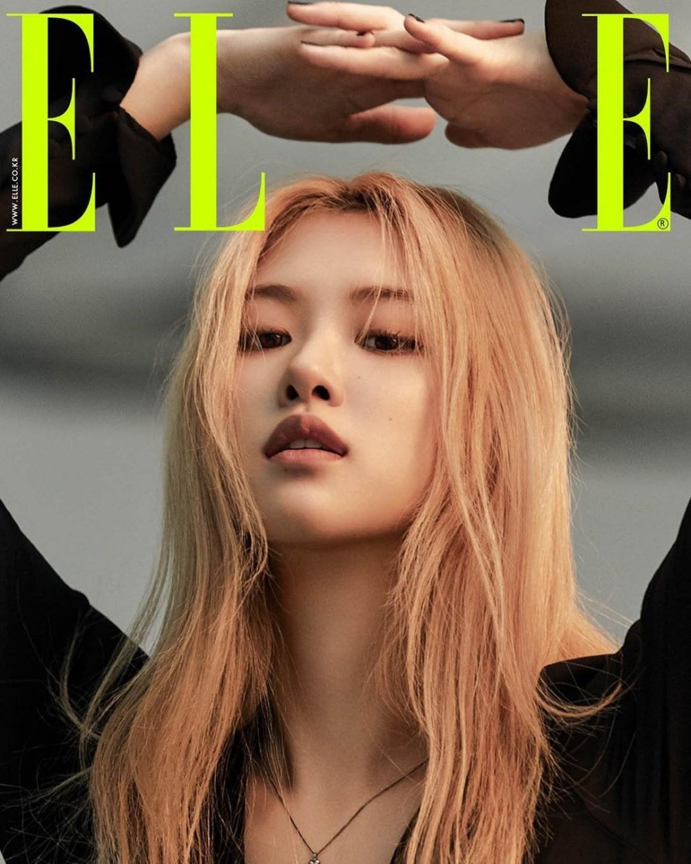 blackpink-rose-interests-fans-by-her-charm-as-the-model-on-the-july-cover-of-elle-1