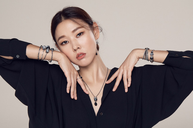 Model Han Hye Jin Turns Off Her Instagram Comments Amid Backlash Over Her  Vogue Korea's Blue House Pictorial - Koreaboo