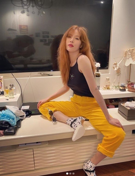 hyuna-shows-off-her-special-outfit-as-a-fashion-icon-1
