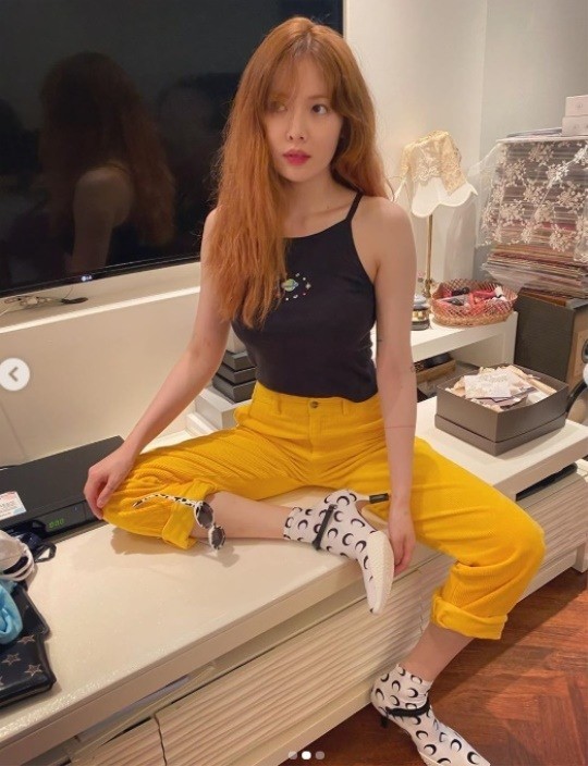 hyuna-shows-off-her-special-outfit-as-a-fashion-icon-2