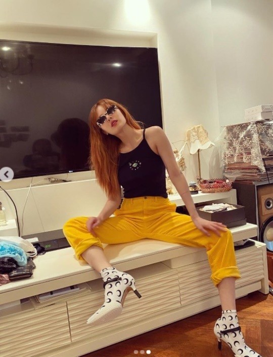 hyuna-shows-off-her-special-outfit-as-a-fashion-icon-3