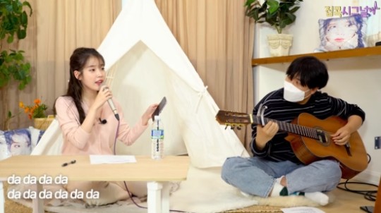 iu-makes-a-surprise-cover-of-oh-my-girl-dolphin-1