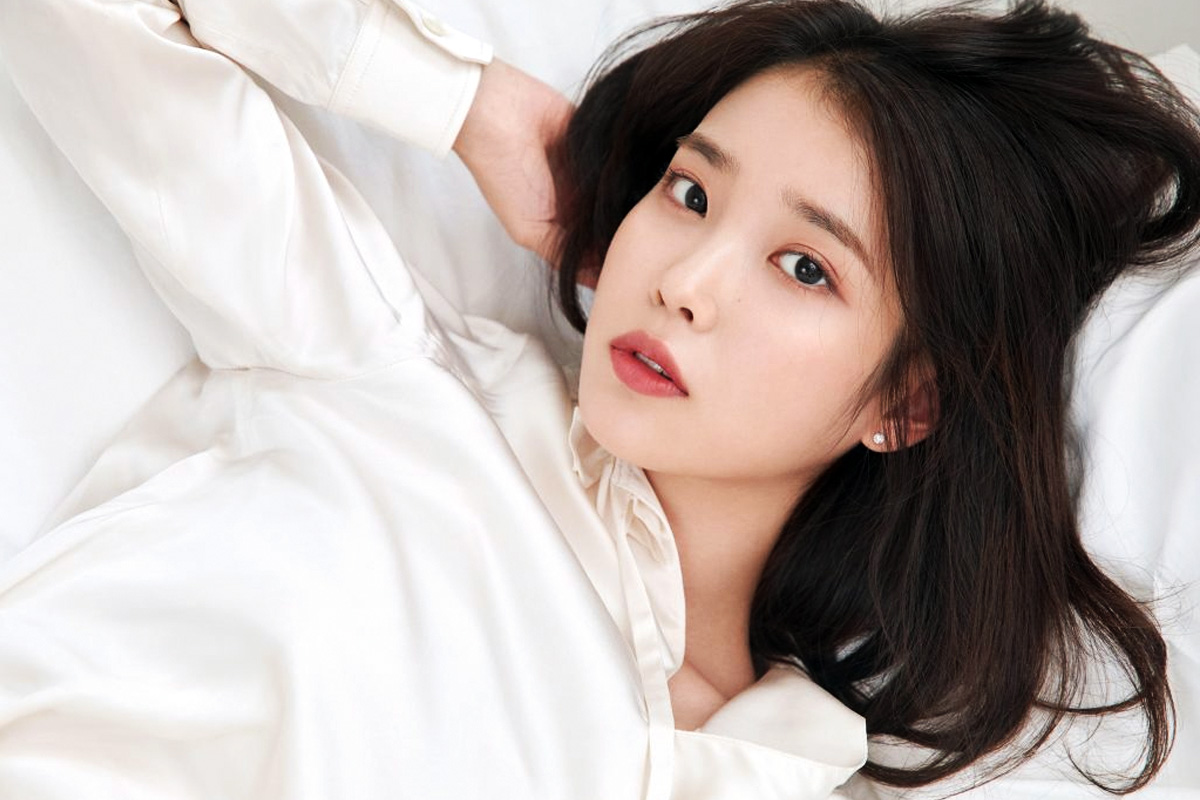 IU shows her sunstroke appearance while filming the new movie