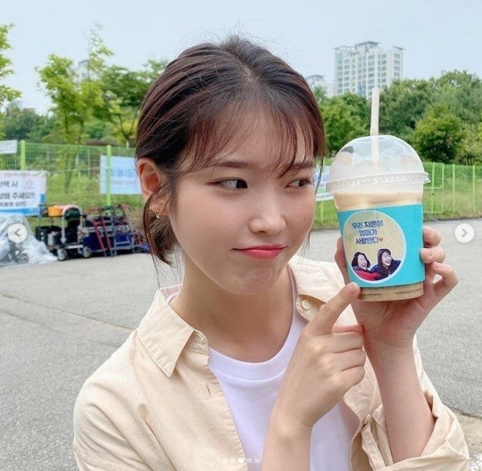 iu-still-shining-in-thank-you-photos-for-her-drama-supporting-3