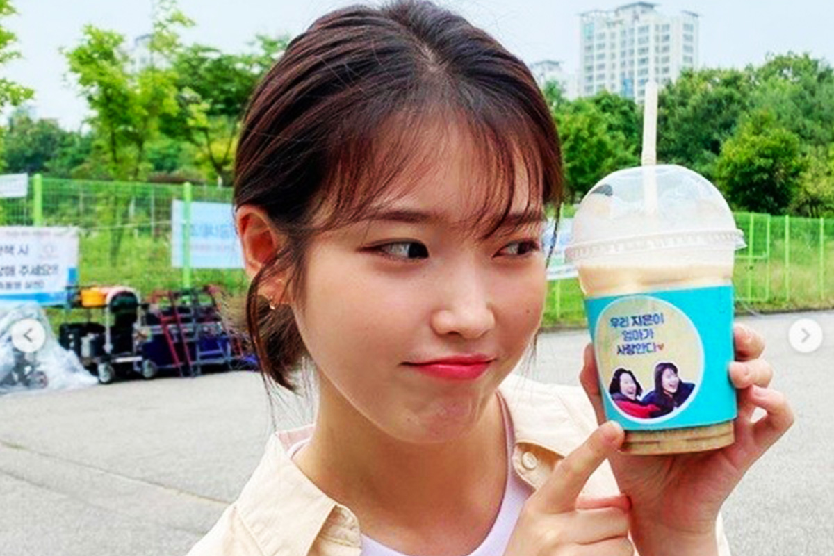 IU still shining in thank-you photos for her drama supporting
