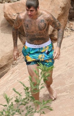 justin-bieber-and-his-wife-cool-off-in-lake-7