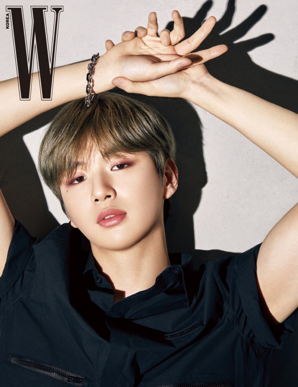 kang-daniel-shows-off-his-romantic-charm-in-blackpastel-4