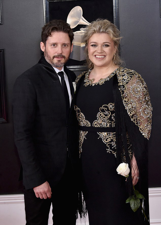 kelly-clarkson-refused-to-pay-pensions-for-her-husband-after-divorce-2