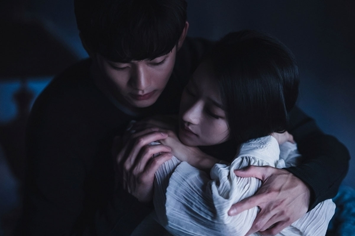 Kim Soo Hyun gives warm back hug to Seo Ye Ji in new still cuts