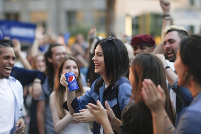 massive-protest-movement-in-the-us-kendall-jenner-continues-to-be-stoned-by-the-pepsi-commercial-1