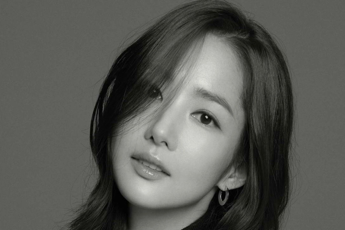 Park Min Young is beautiful over flower in black and white photo