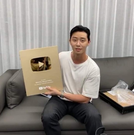 park-seo-joon-becomes-first-korean-actor-to-receive-youtube-gold-play-button-1